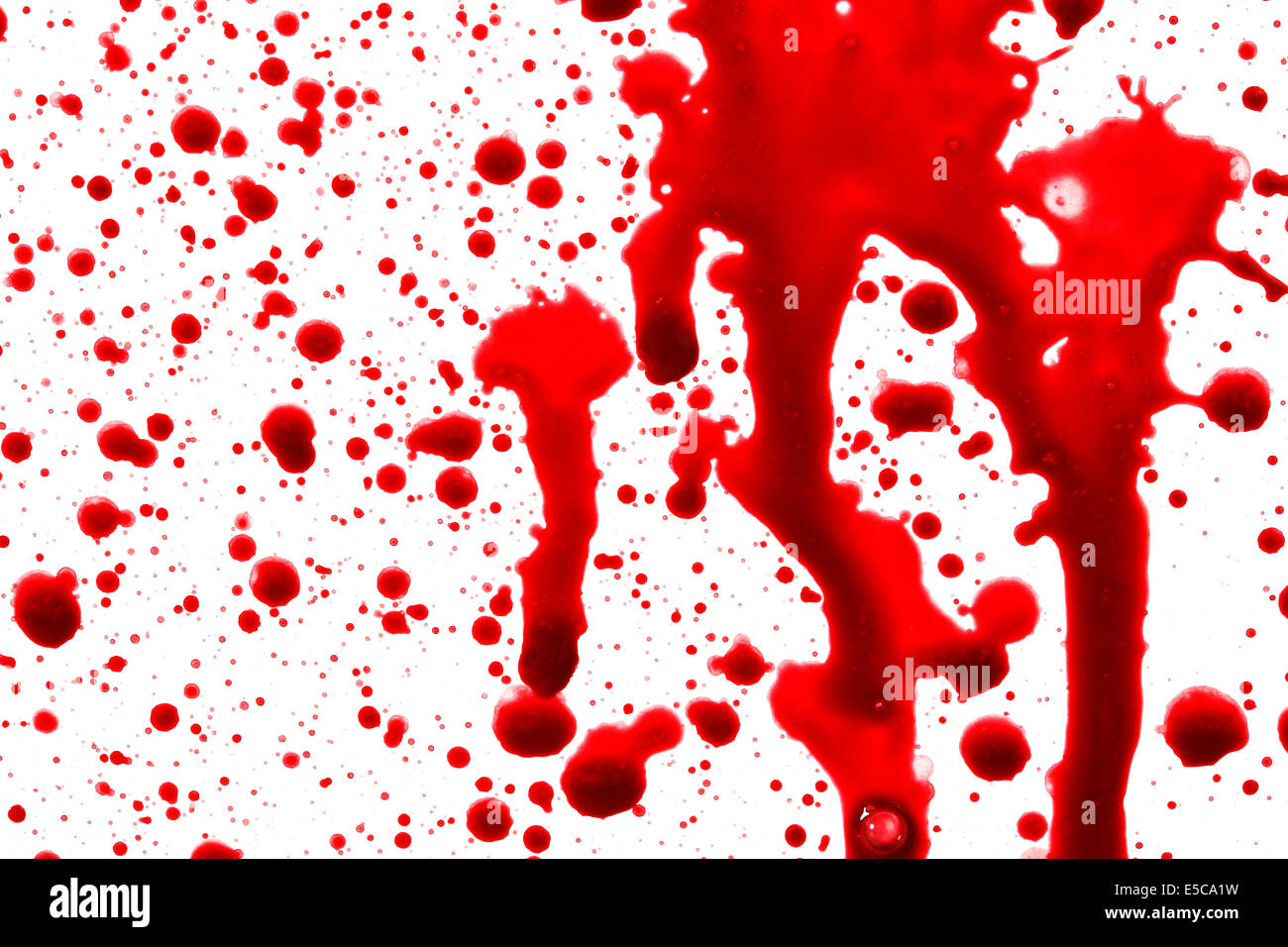 Gocce di sangue davanti a uno sfondo bianco Foto Stock