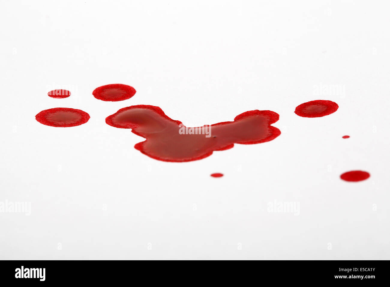 Gocce di sangue davanti a uno sfondo bianco Foto Stock