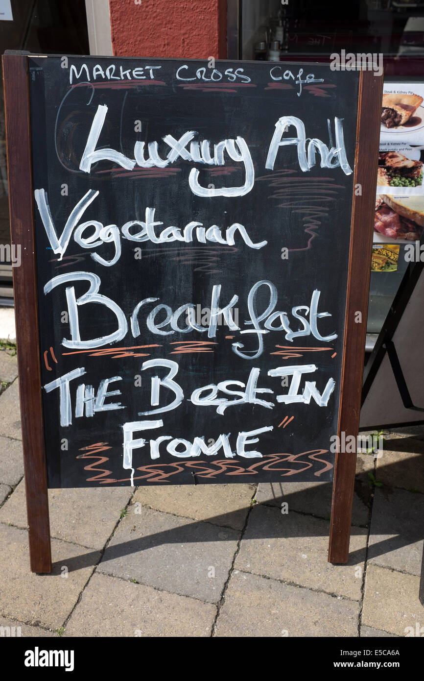 Luxury colazione vegetariana scheda Menu al di fuori del mercato Cross Cafe a Frome Somerset Foto Stock