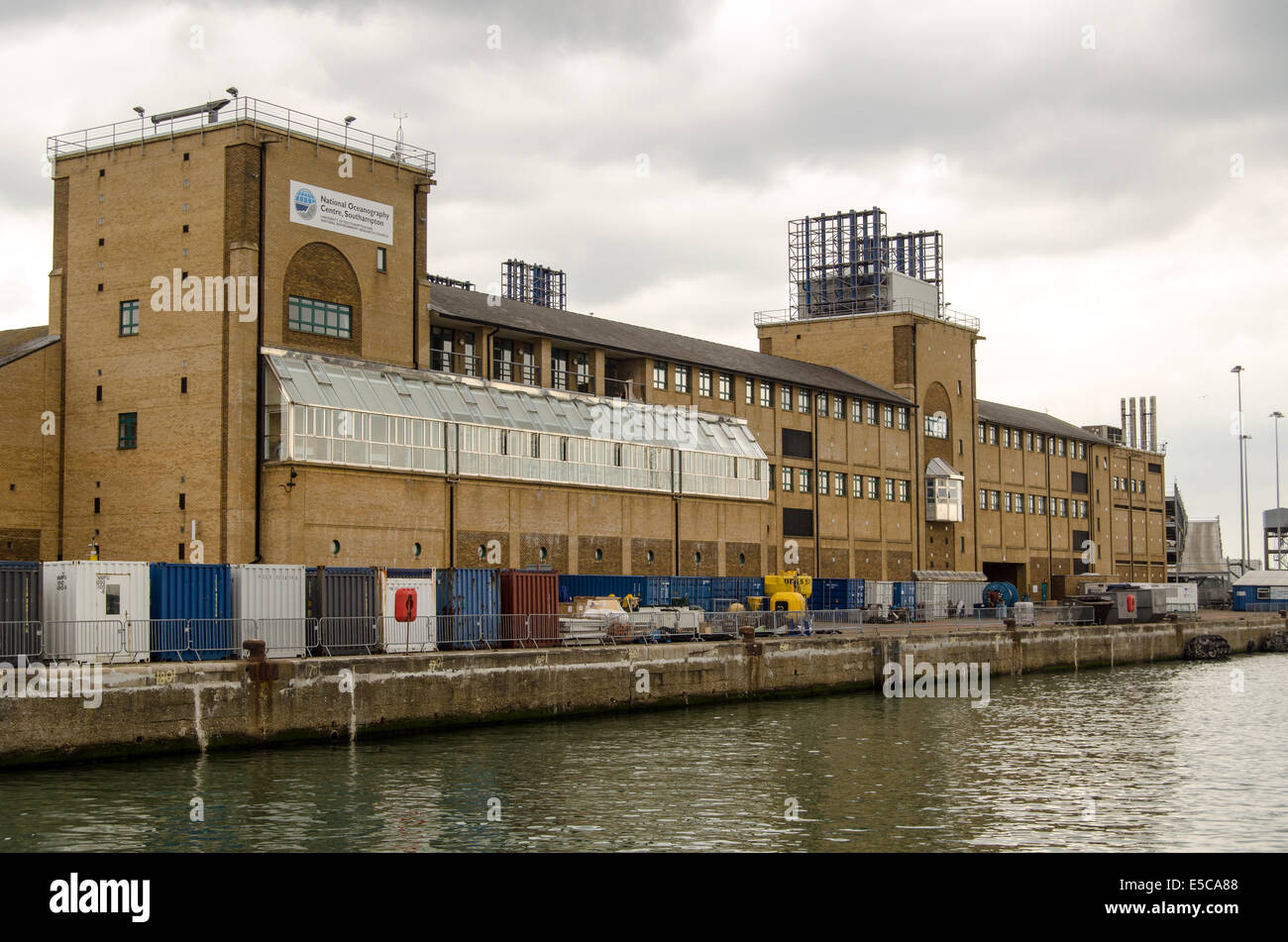 SOUTHAMPTON, Regno Unito 31 maggio 2014: il National Oceanography Center si affaccia su Southampton docks in Hampshire. Foto Stock
