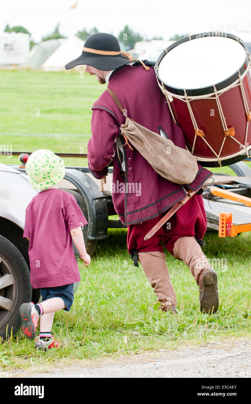 Marlborough, Regno Unito. Il 27 luglio 2014. Un giovane bambino insegue uno dei Re-enactors dopo l'evento. La guerra civile inglese la società si rievoca la Battaglia di Marlborough sul comune. Credito: Graham M. Lawrence/Alamy Live News. Foto Stock