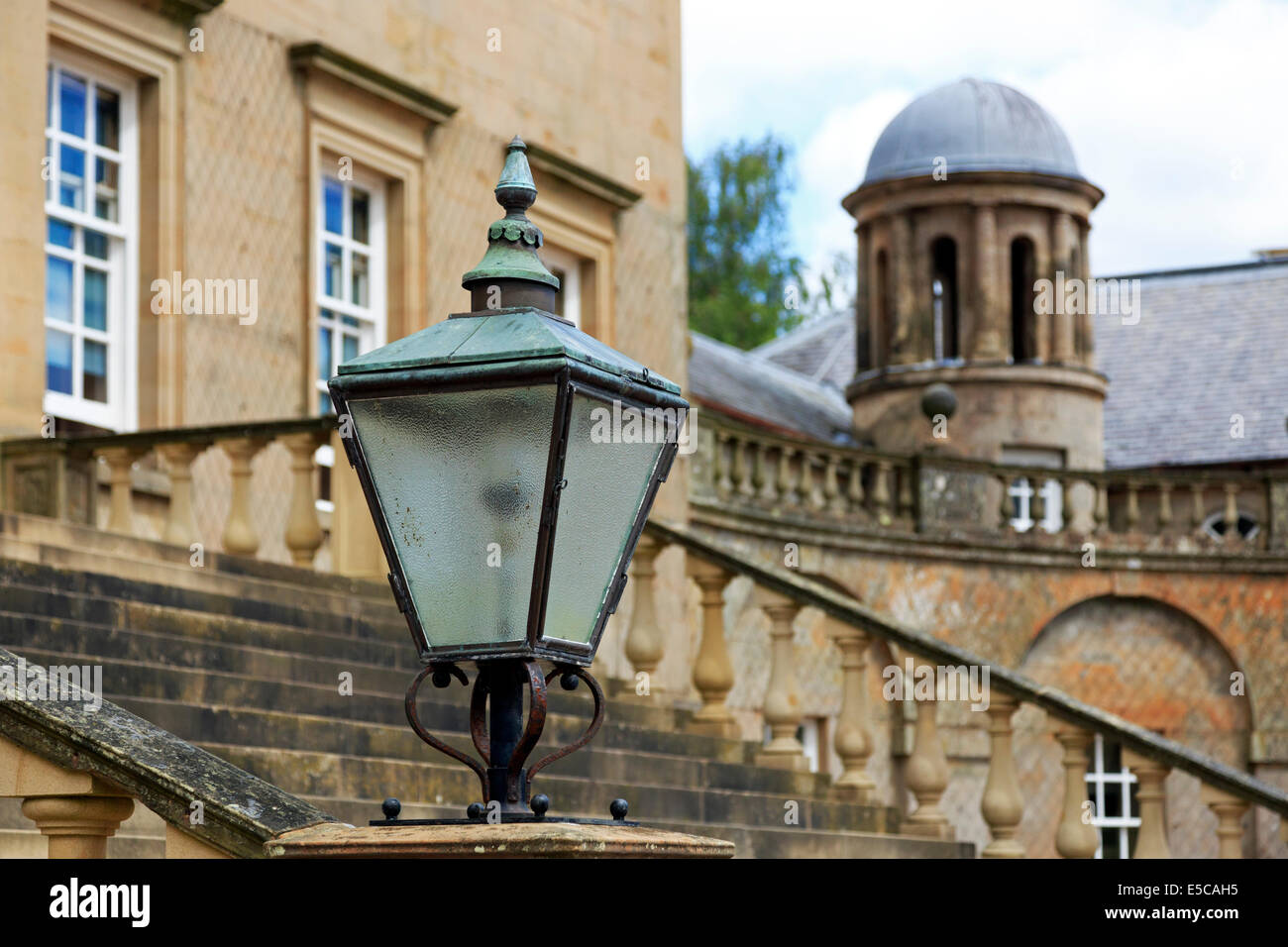 Dettaglio della lampada sulla porta anteriore scalinata a Dumfries House, Cumnock, Ayrshire, in Scozia, Regno Unito Foto Stock