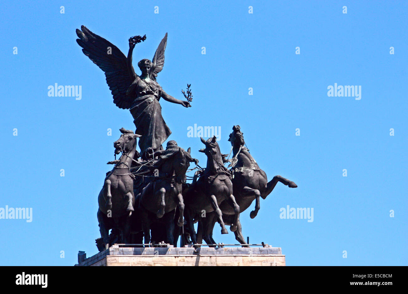 Statua di bronzo dell'Angelo della pace alla guida di una Quadriga carro da guerra che è in cima al Wellington Arch, Hyde Park Corner, Londra Foto Stock