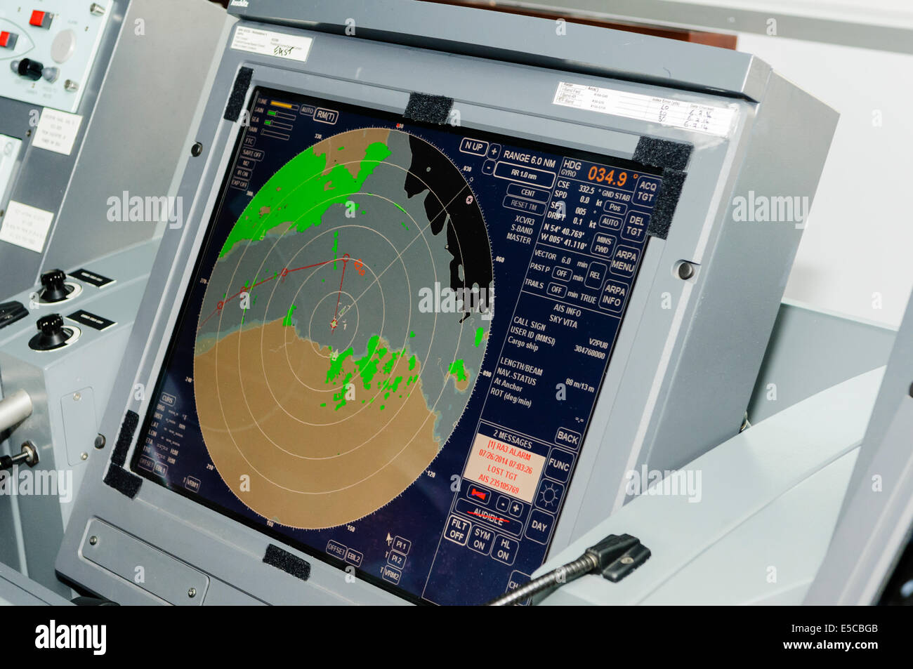 Belfast, Irlanda del Nord. 26/07/2014 - Radar e lo schermo di navigazione sul ponte della nave più recente nella Royal Navy, tipo 45 cacciatorpediniere HMS Duncan Credit: stephen Barnes/Alamy Live News Foto Stock