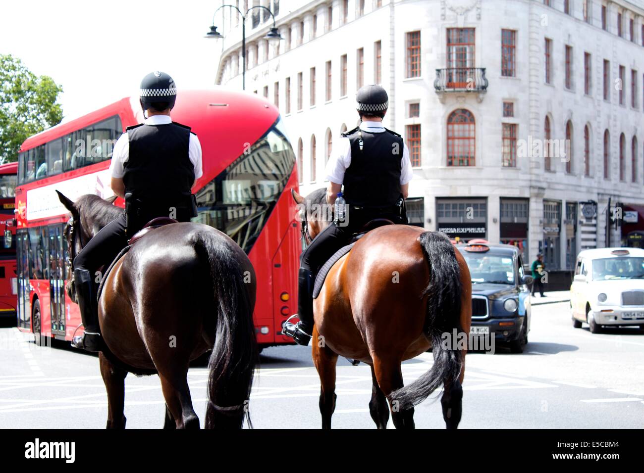 Due ufficiali della polizia a cavallo Foto Stock