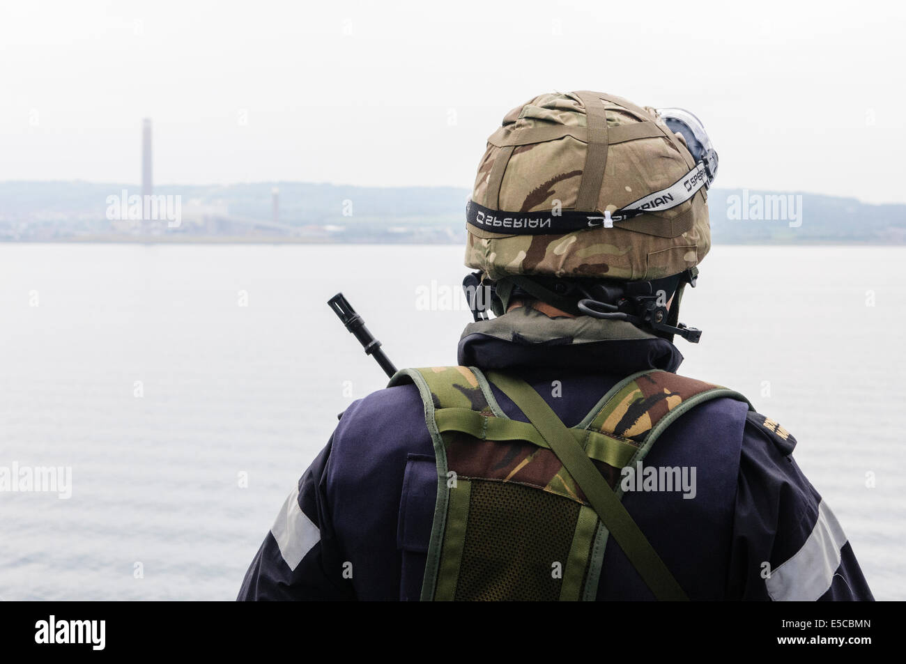 Belfast, Irlanda del Nord. 26/07/2014 - Sailor armati con un SA-80 fucile da assalto sta di guardia sul tipo 45 cacciatorpediniere HMS Duncan, come shearrives nella sua città di adozione di Belfast per una visita di 3 giorni. Credito: Stephen Barnes/Alamy Live News Foto Stock