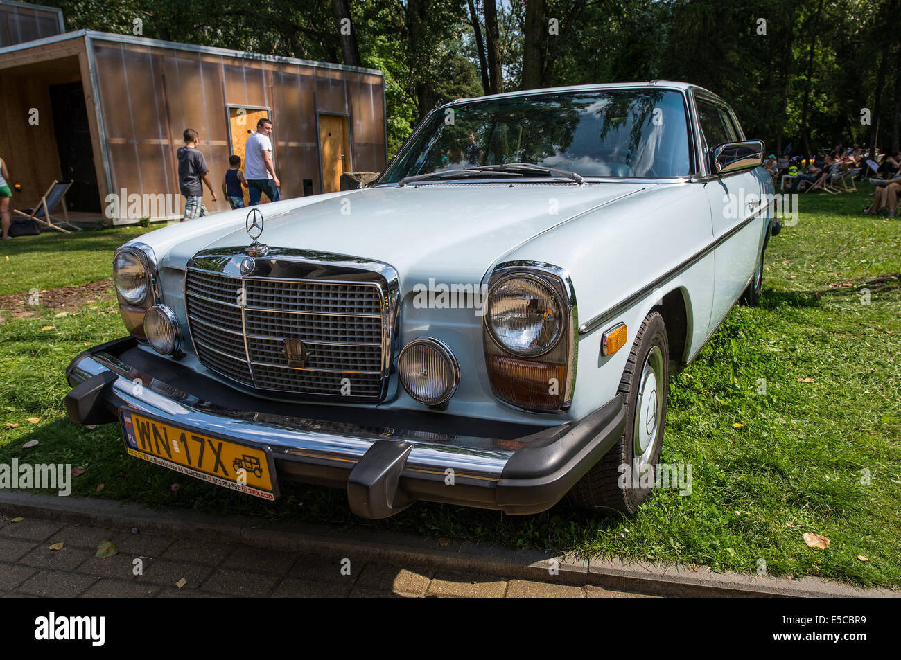 Varsavia, Polonia. 27 Luglio, 2014. Mercedes-Benz W114 280 C durante la mercedes auto d'epoca mostrano in Mercedes Station bar a Varsavia in Polonia Credito: kpzfoto/Alamy Live News Foto Stock