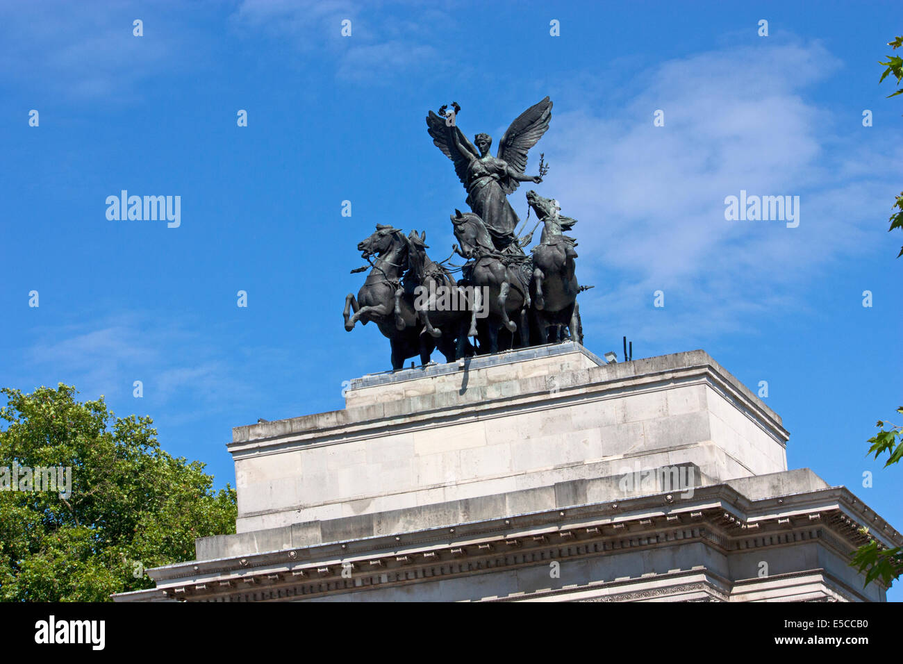 Statua di bronzo dell'Angelo della pace alla guida di una Quadriga carro da guerra che è in cima al Wellington Arch, Hyde Park Corner, Londra Foto Stock
