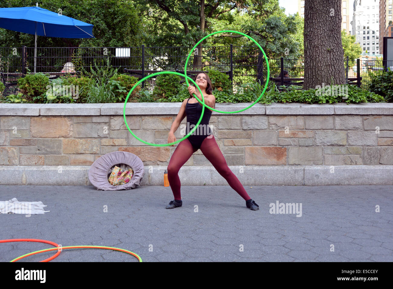 Miss 360 una street performance artista che lavora con rollbar di hula, effettuando in corrispondenza di Union Square Park di New York City Foto Stock