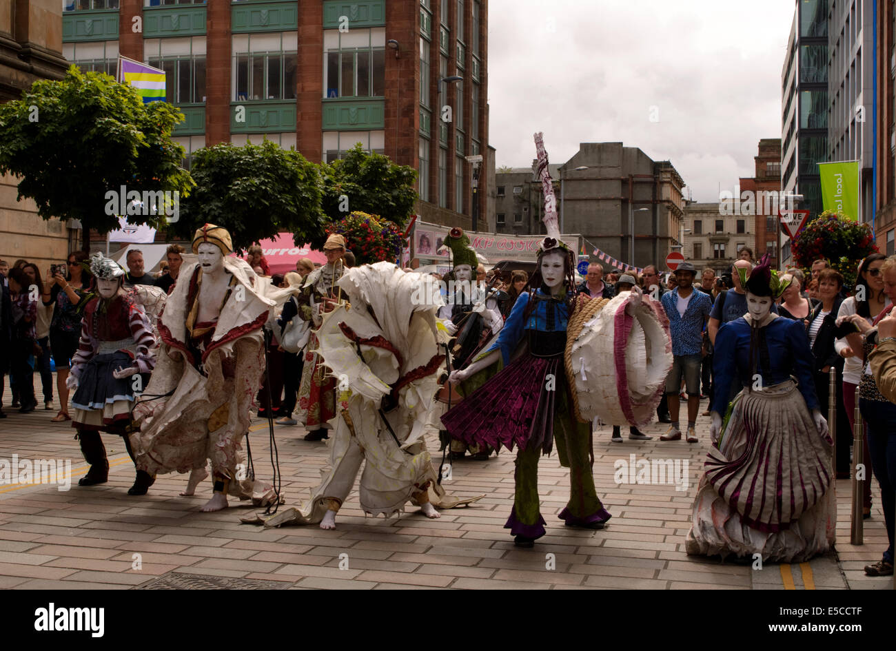 Spettacolo teatrale presso il Merchant City festival a Glasgow il 27 luglio 2014 hanno luogo durante i Giochi del Commonwealth Foto Stock
