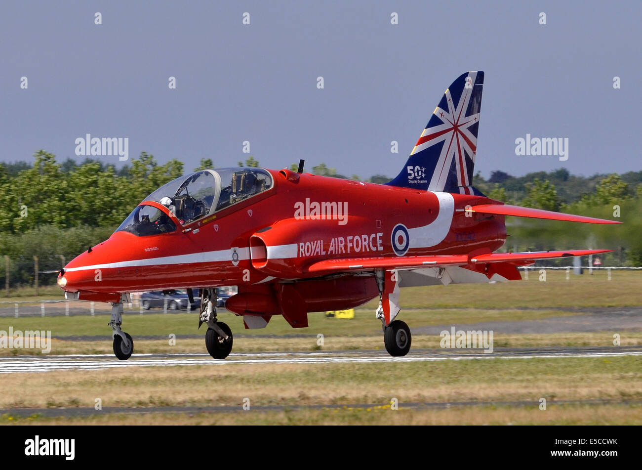 Le frecce rosse BAe Hawk T1 rolling out dopo lo sbarco a Farnborough Airshow 2014 Foto Stock