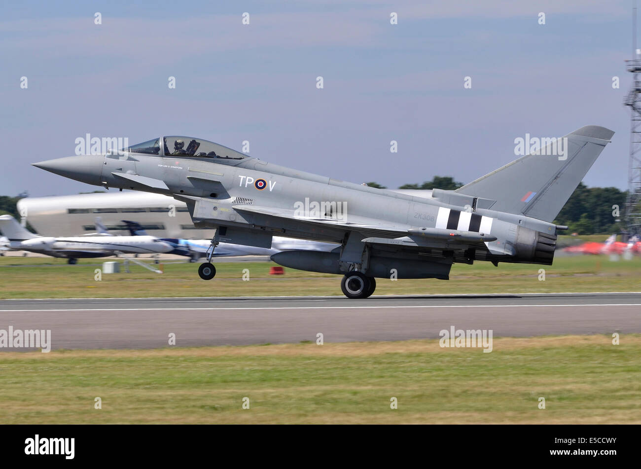 Eurofighter Typhoon FGR4 aerei operati da RAF sbarco dopo la visualizzazione a Farnborough Airshow 2014 Foto Stock
