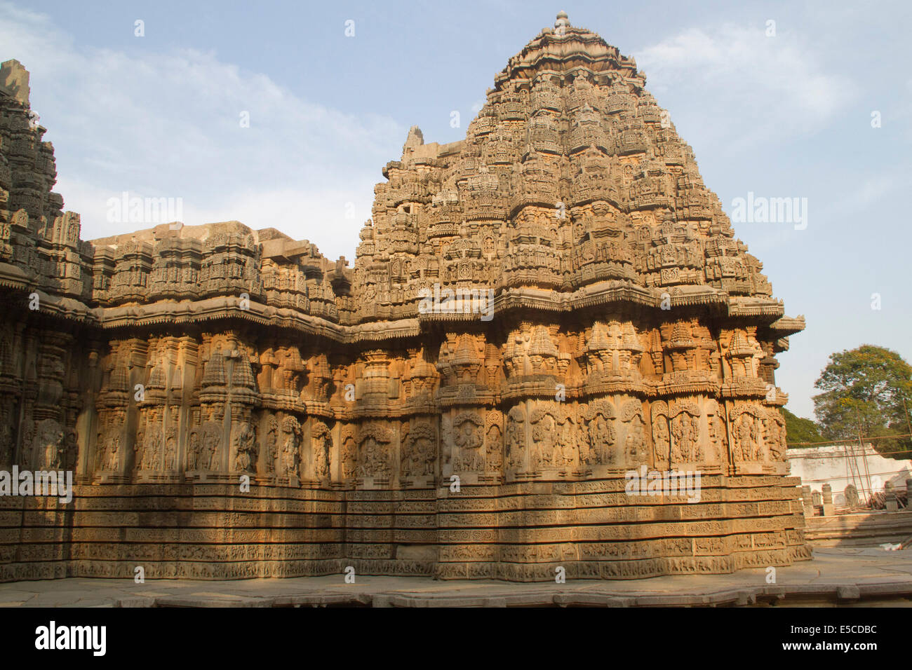 Tempio Keshava coperto con scultura in pietra costruito nel 1268 è uno dei migliori esempi di architettura Hoyala.Somnathpur,l'India Foto Stock