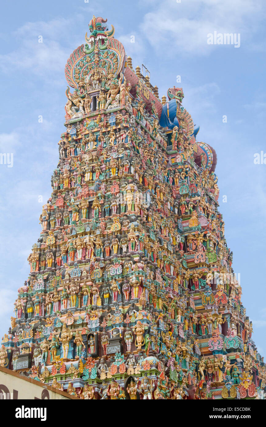Gopura (a forma di piramide) di gate nell'Minakshi Sundareshvara Tempio coperto da stucchi con immagini di divinità;dee e custode mons Foto Stock