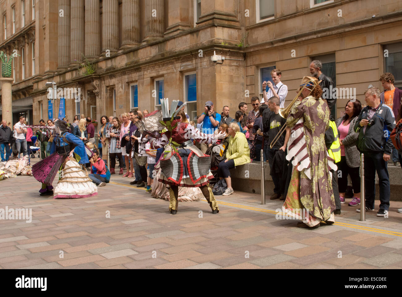 Spettacolo teatrale presso il Merchant City festival a Glasgow il 27 luglio 2014 hanno luogo durante i Giochi del Commonwealth Foto Stock