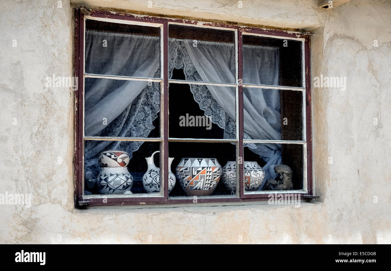 Visto in una finestra è indiano in ceramica in attesa di essere finito da Native American artigiani in Acoma Pueblo, una comunità indigena nel Nuovo Messico, Stati Uniti d'America. Foto Stock