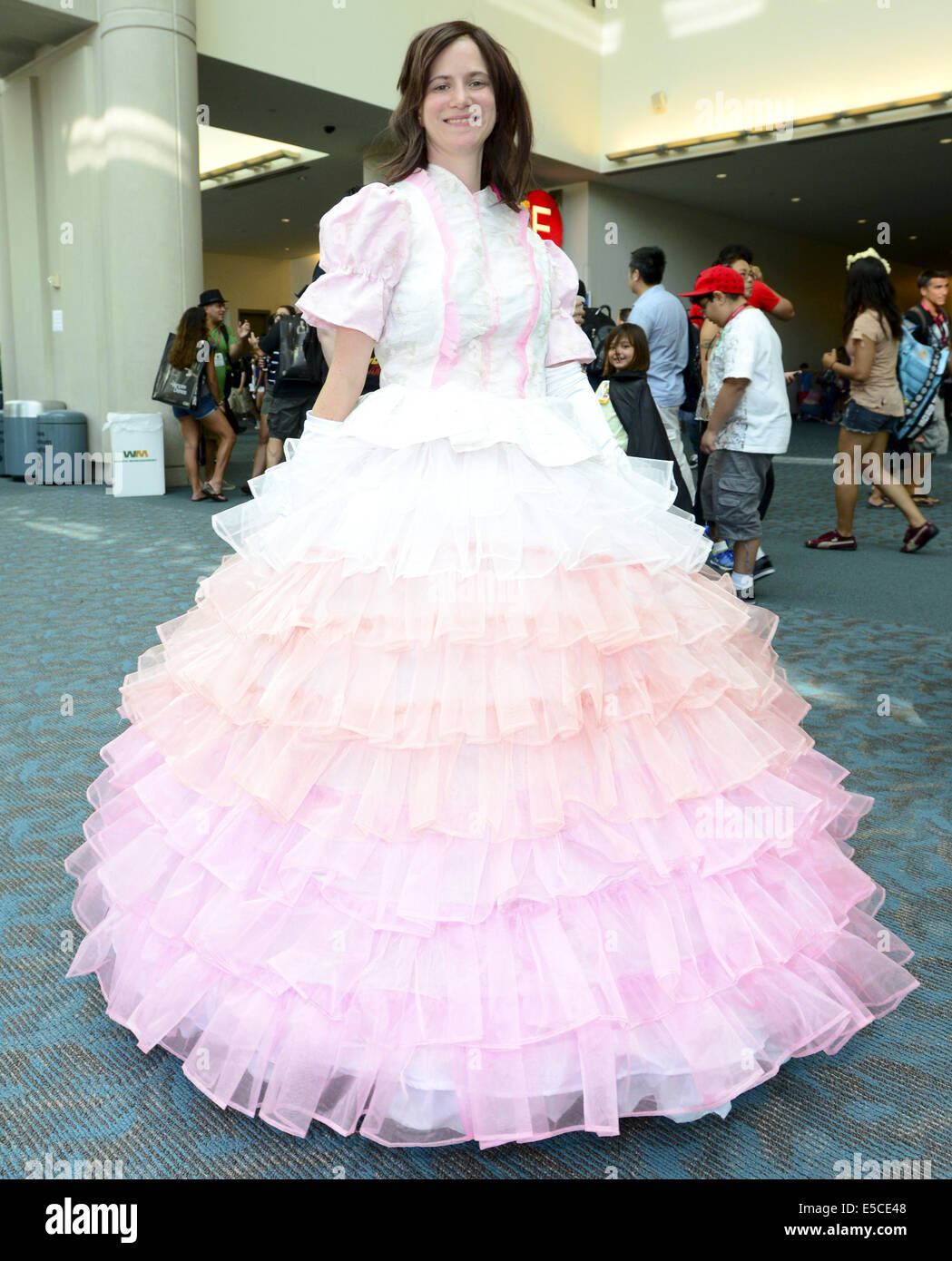 San Diego, California, Stati Uniti d'America. 26 Luglio, 2014. Una giovane e bella Southern Belle pone nella sua epoca della Guerra Civile a piena lunghezza gabbia increspato pink party dress.---La quarantesima edizione annuale Comic-Con 2014 International ha continuato il sabato 26 luglio, 2014, nella sua terza di quattro giorni al San Diego Convention Center. La manifestazione annuale, il più grande del suo genere, porta circa 150.000 sci-fi, anime, horror, cartoon e gli appassionati di giochi a San Diego per celebrare con fornitore visualizza e presentazioni come pure le discussioni del pannello così come le apparenze della celebrità per prenotare ingaggi e colloqui. (Credito Immagine: © David Foto Stock