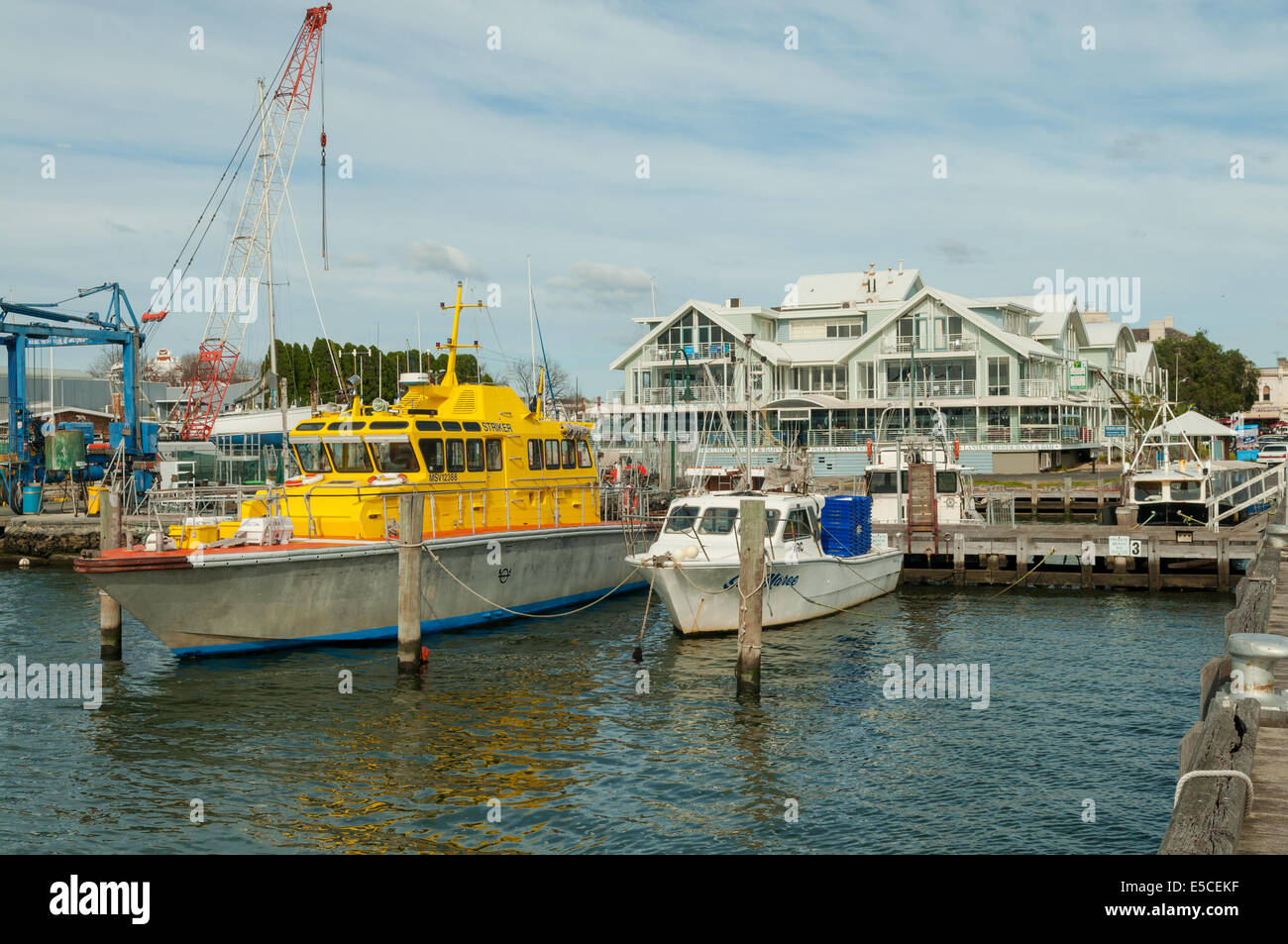 Barche al Molo atterraggio, Williamstown, Victoria, Australia Foto Stock