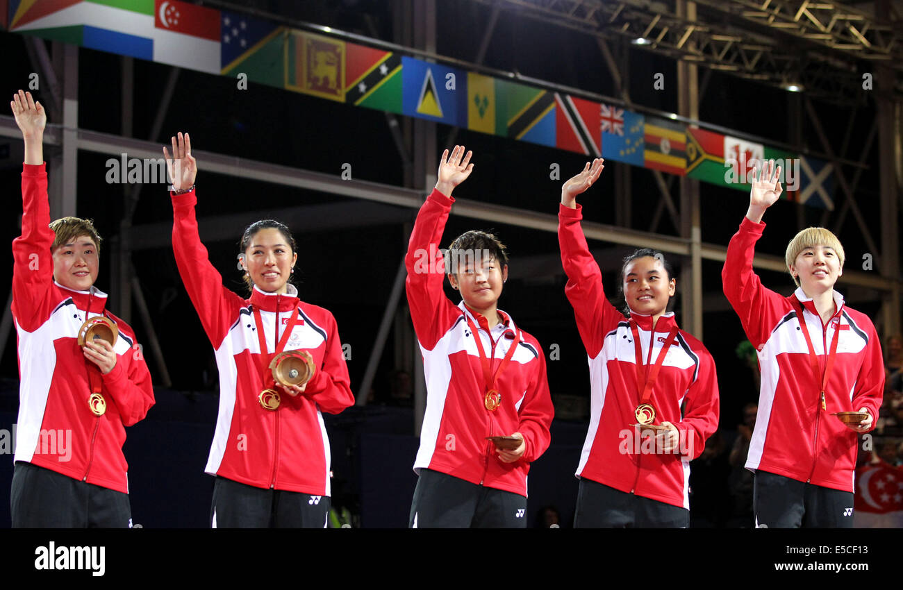 Glasgow, Scotland, Regno Unito. 27 Luglio, 2014. I giocatori di Singapore celebrare la loro vittoria sul podio durante la cerimonia di premiazione per le donne squadra finale di ping pong al 2014 Glasgow Giochi del Commonwealth in Scotstoun Campus sportivo a Glasgow in Scozia il 27 luglio 2014. Singapore ha sconfitto la Malaysia 3-0 e ha vinto la medaglia d'oro. Credito: Han Yan/Xinhua/Alamy Live News Foto Stock