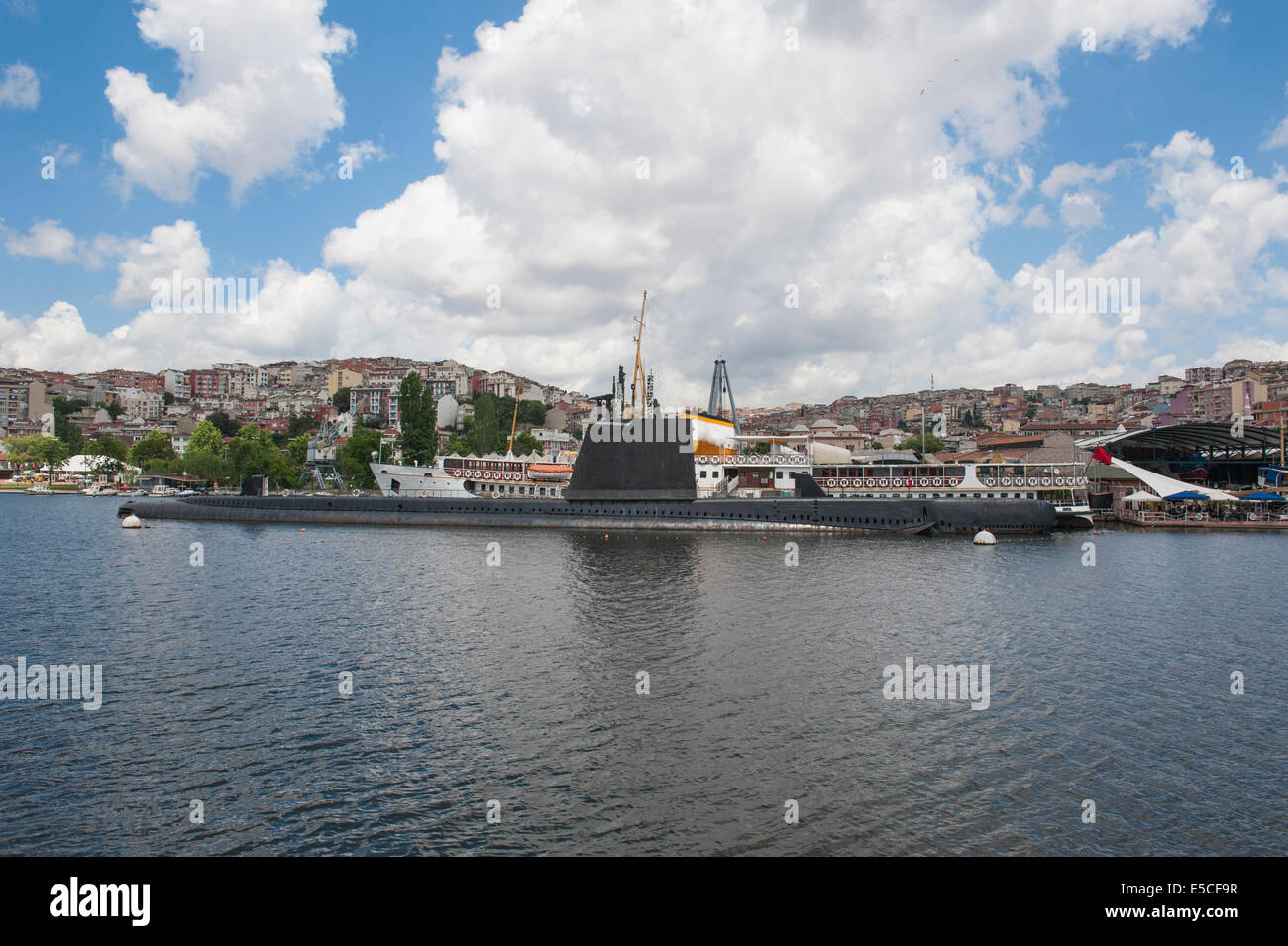 Vecchi pensionati naval sommergibile ormeggiato sul fiume di grandi dimensioni in Istanbul city center Foto Stock