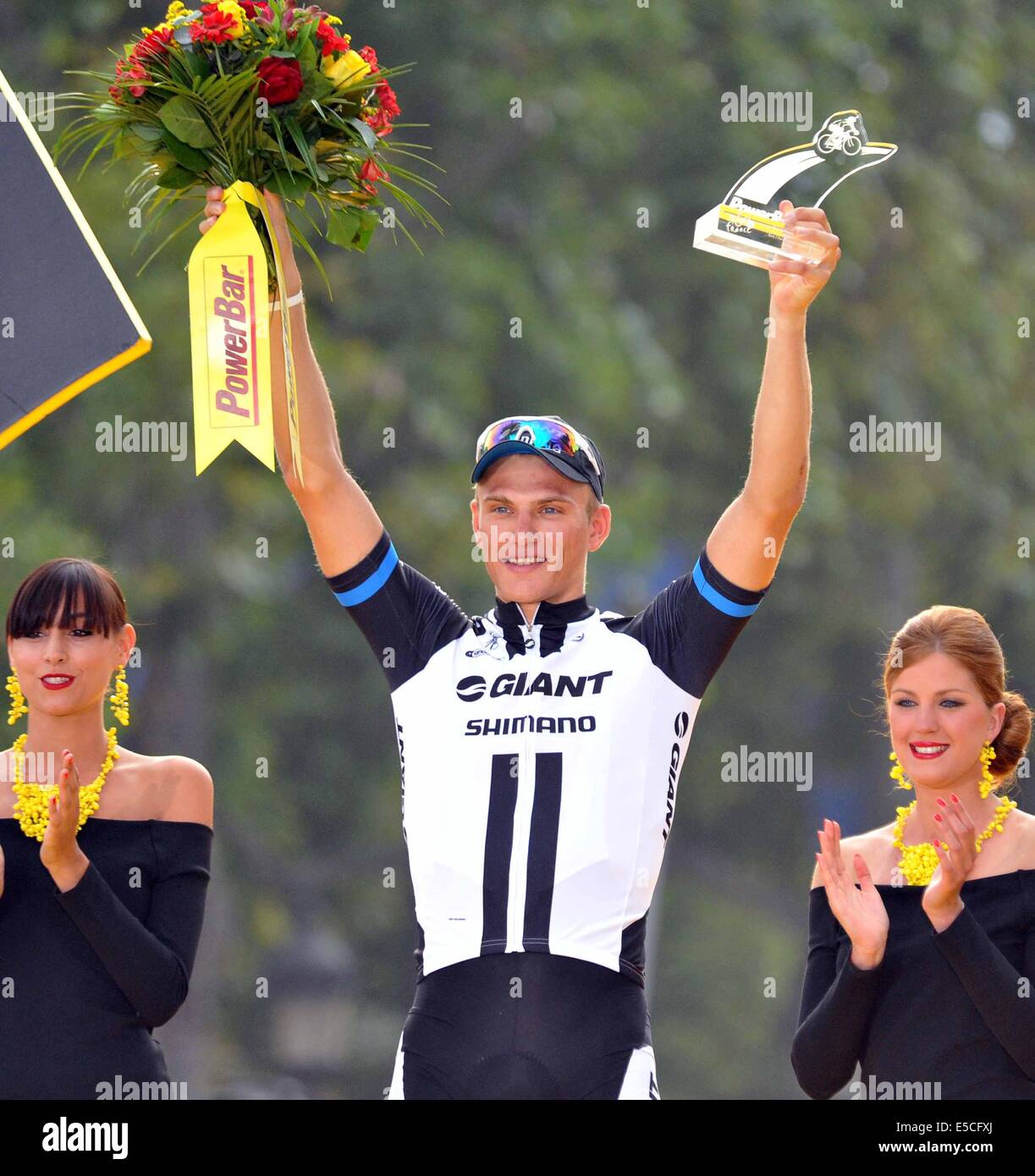 Parigi, Francia. 27 Luglio, 2014. La fase finale del Team vincitore Giant-Shimano Marcel Kittel (C) di Germania celebra durante la cerimonia di premiazione dopo la 137.5 km stadio finale del 2014 Tour de France a Parigi, Francia, il 27 luglio 2014. Credito: Chen Xiaowei/Xinhua/Alamy Live News Foto Stock