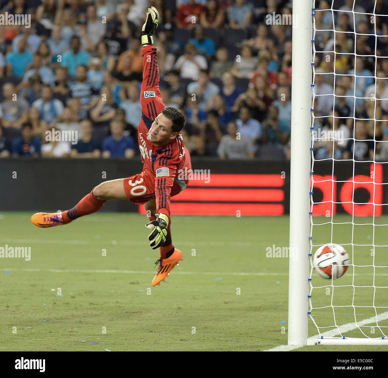 23.07.2014. Kansas City, KS, Stati Uniti d'America - Sporting KC portiere Andy Gruenebaum non poteva fermare un obiettivo da Manchester City's Aleksandar Kolarov nel primo semestre il Mercoledì, Luglio 23, 2014, al parco sportivo di Kansas City, Kan Foto Stock