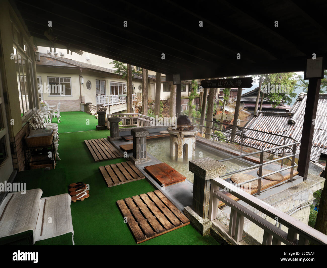 Onsen open-air primavera calda pediluvio in un ryokan hotel in Gero, Giappone Foto Stock