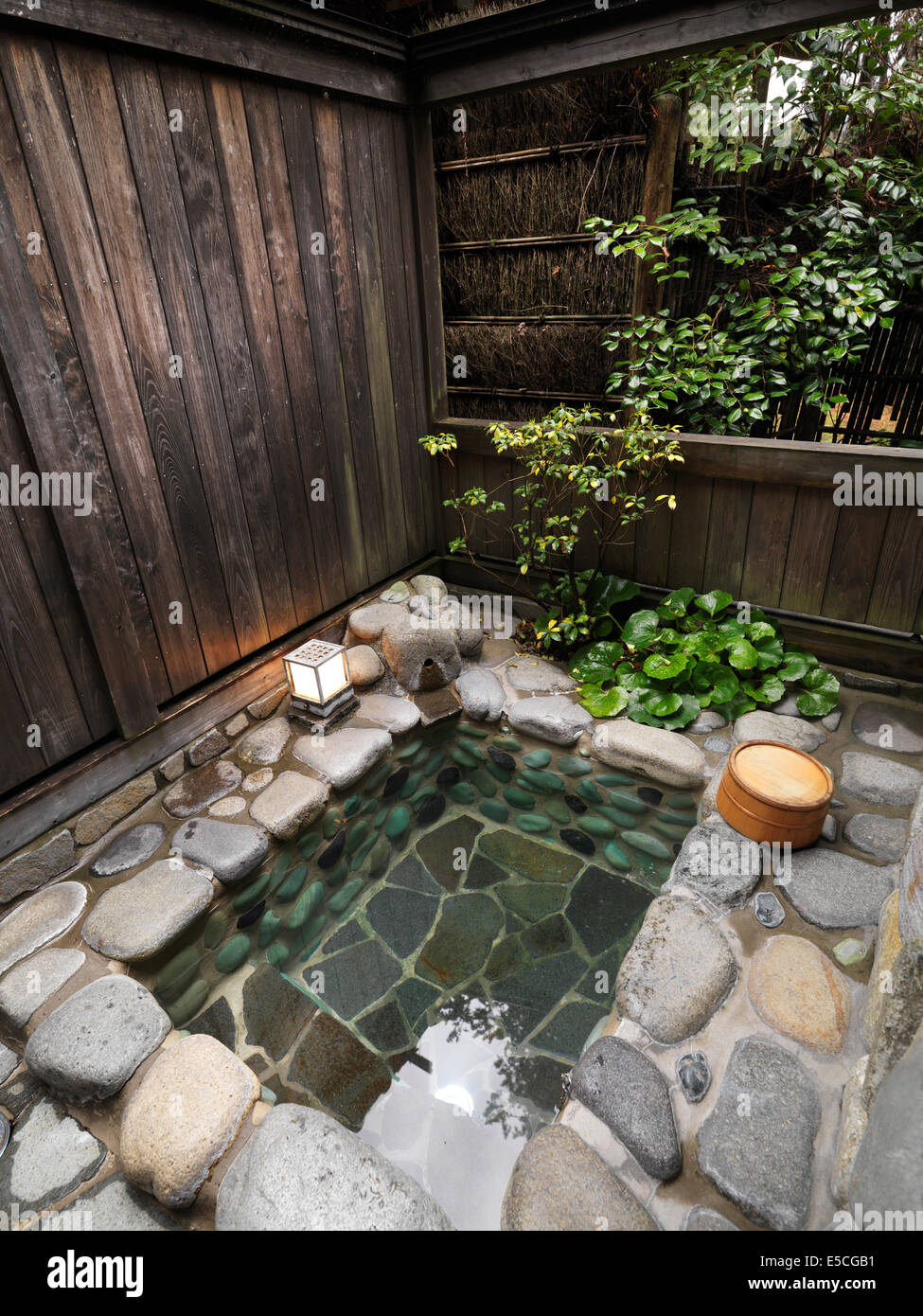 Open-air outdoor Onsen primavera calda bagno privato in un ryokan hotel in Gero, Giappone. Foto Stock