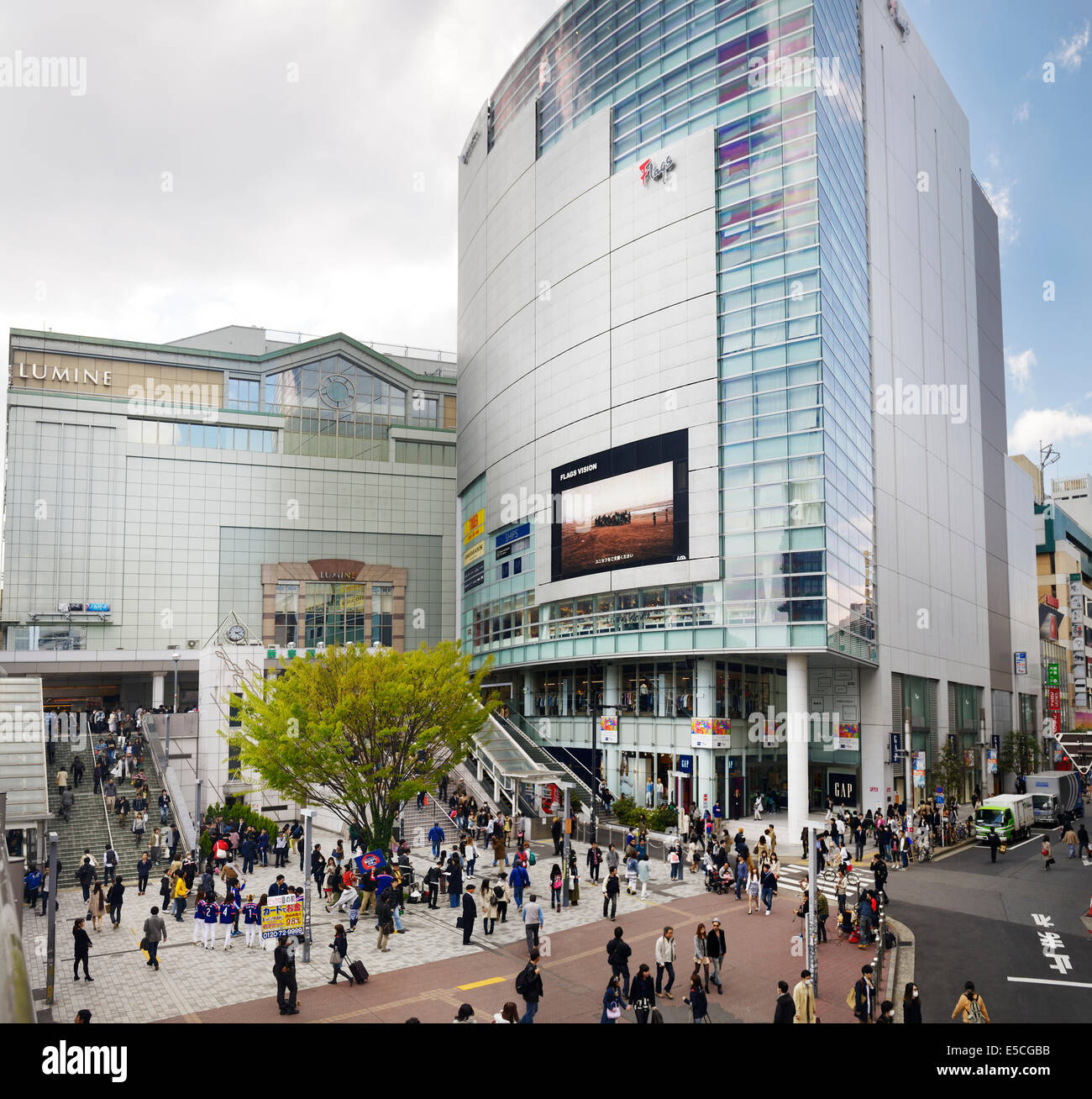 Lumine 2 department store al di sopra della stazione JR di uscire in Shunjuku, Tokyo, Giappone 2014 Foto Stock