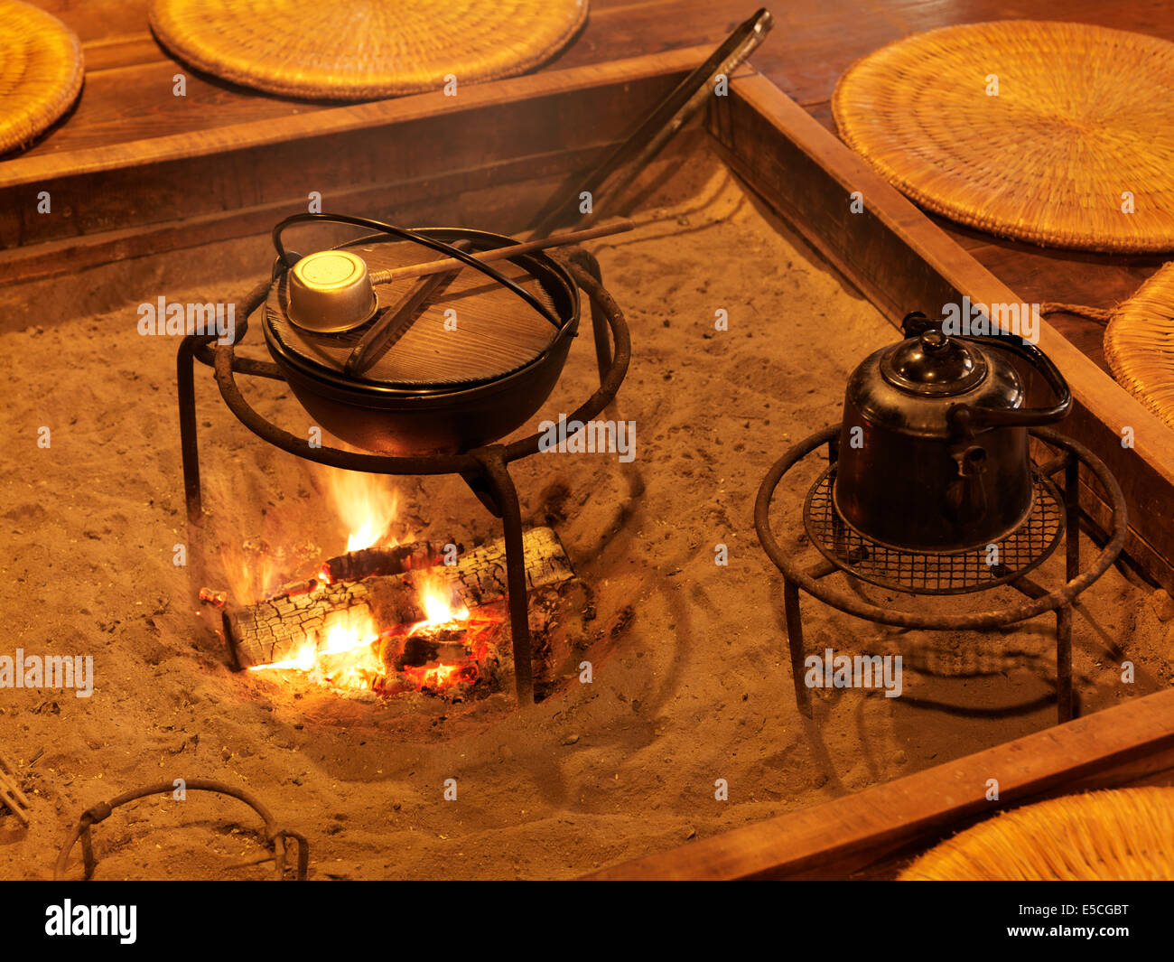 Cibo cucinato sul fuoco in una storica casa giapponese a Gero Onsen Gassho Village, Prefettura di Gifu, Giappone 2014 Foto Stock