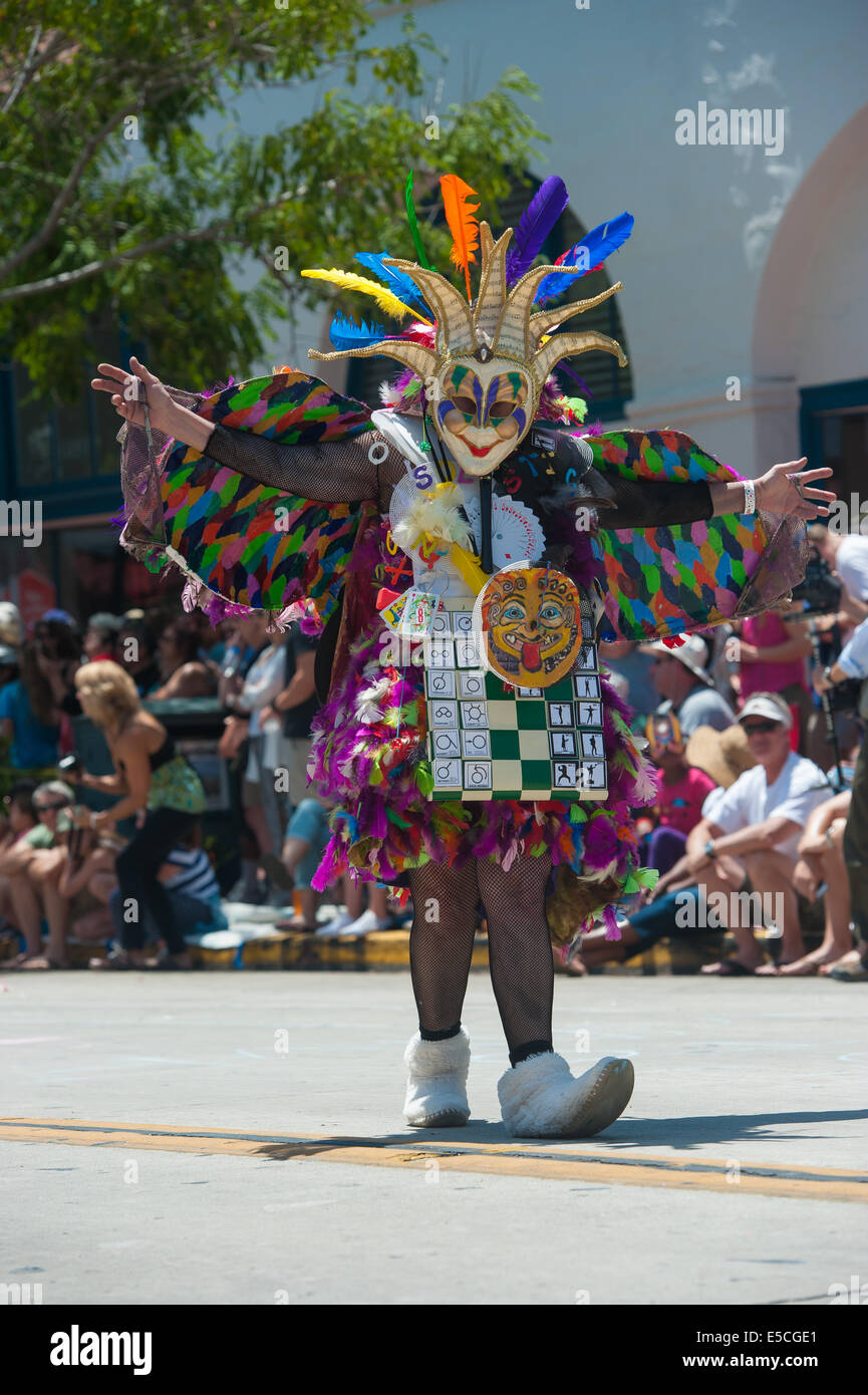 Un costume con il Calendario azteco e sacerdote al 2014 Summer Solstice Parade, Santa Barbara, California Foto Stock