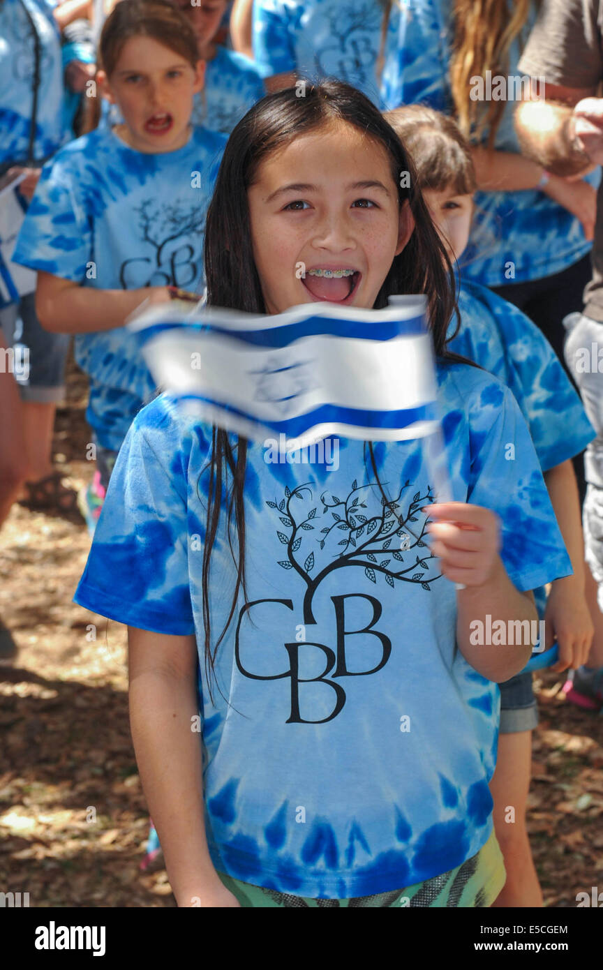 Una giovane ragazza con una bandiera israeliana al 2014 Festival Ebraico a Oak Park a Santa Barbara in California Foto Stock