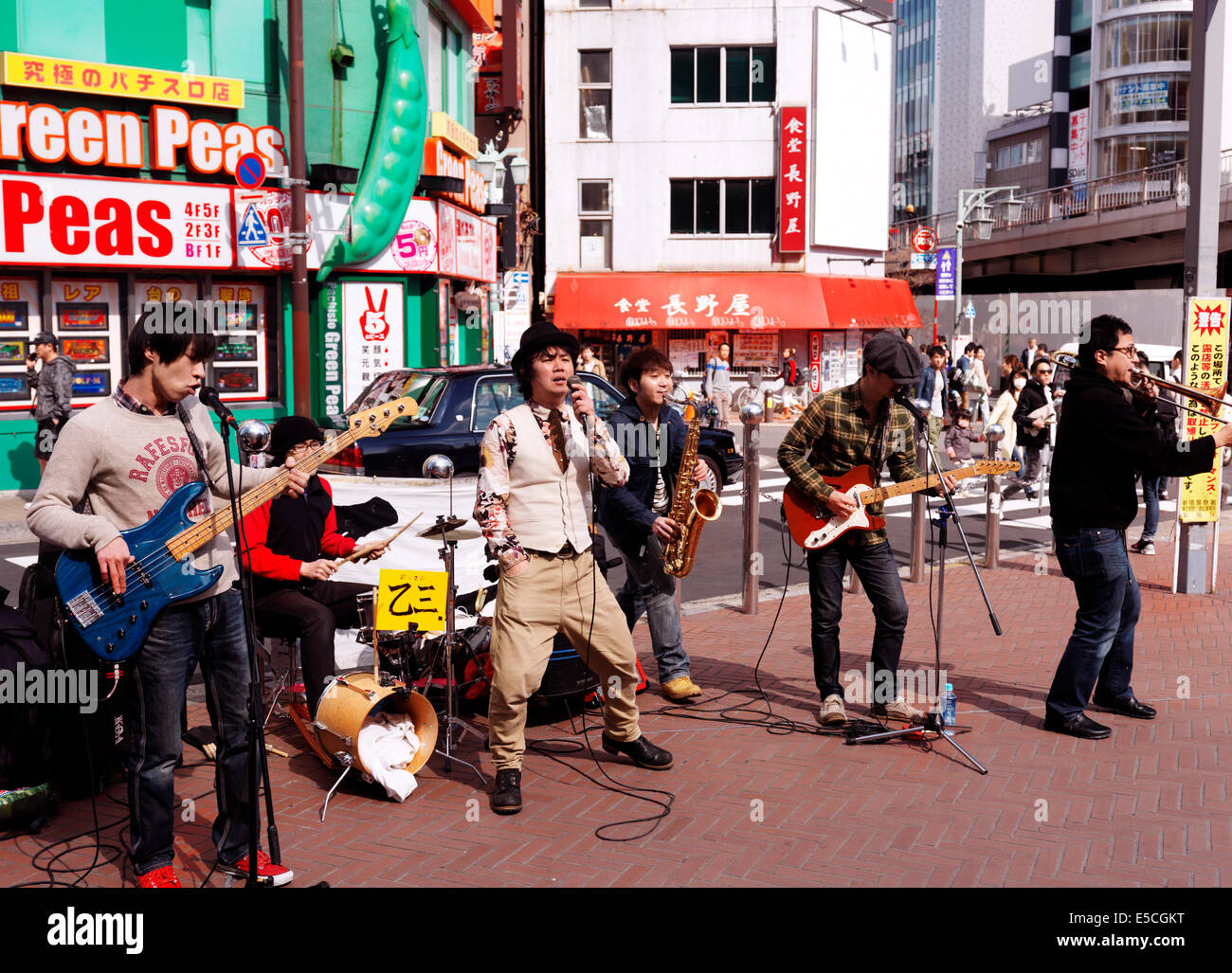 Banda musicale durante la riproduzione su strade di Shinjuku, Tokyo, Giappone 2014 Foto Stock