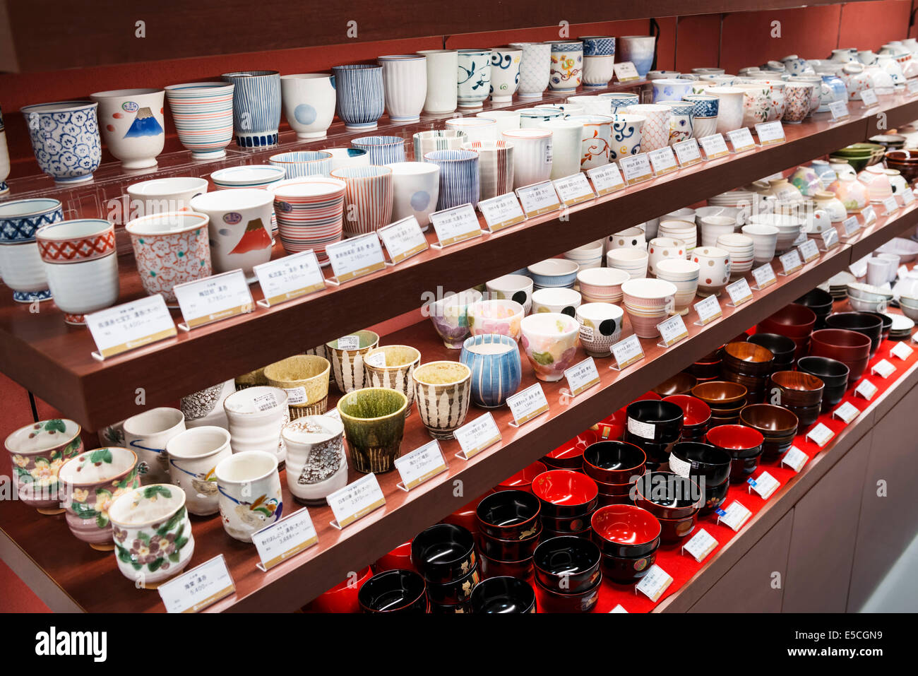 Tazza giapponese di tè fotografia stock. Immagine di ceramica - 7528802