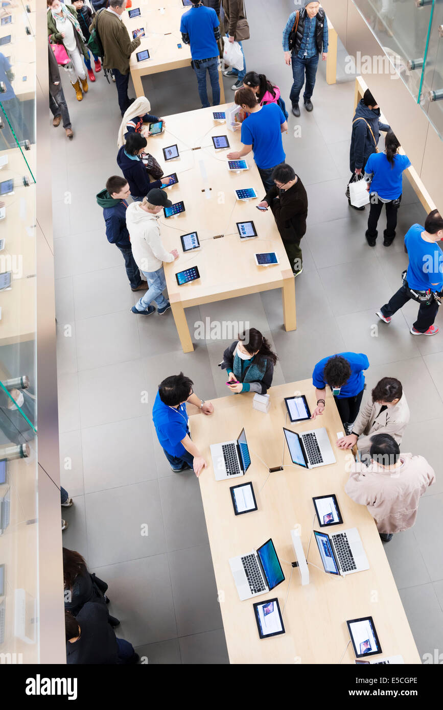 Persone in Apple store cercando nuovi iphone, ipad e macbook. Ginza Tokyo, Giappone 2014 Foto Stock