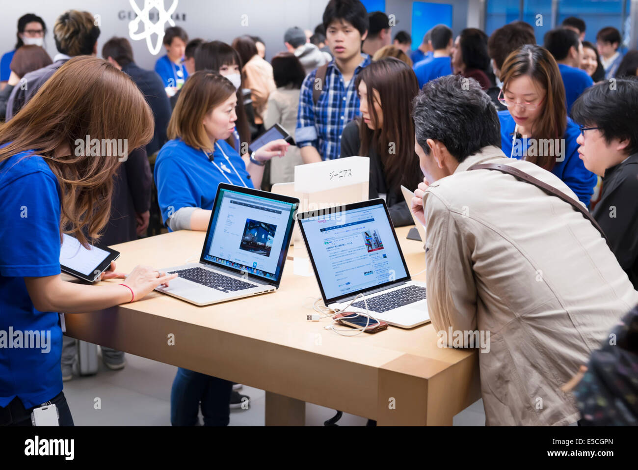 Persone in Apple Genius Bar Centro di supporto tecnico di un negozio al dettaglio a Ginza Tokyo, Giappone 2014 Foto Stock