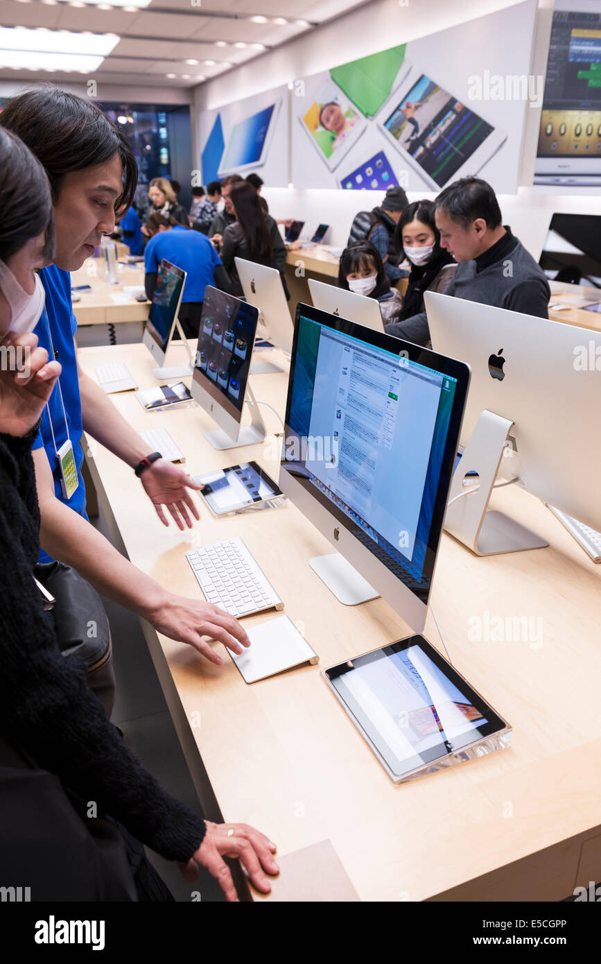 Persone in Apple store cercando una nuova tecnologia. Ginza Tokyo, Giappone 2014 Foto Stock