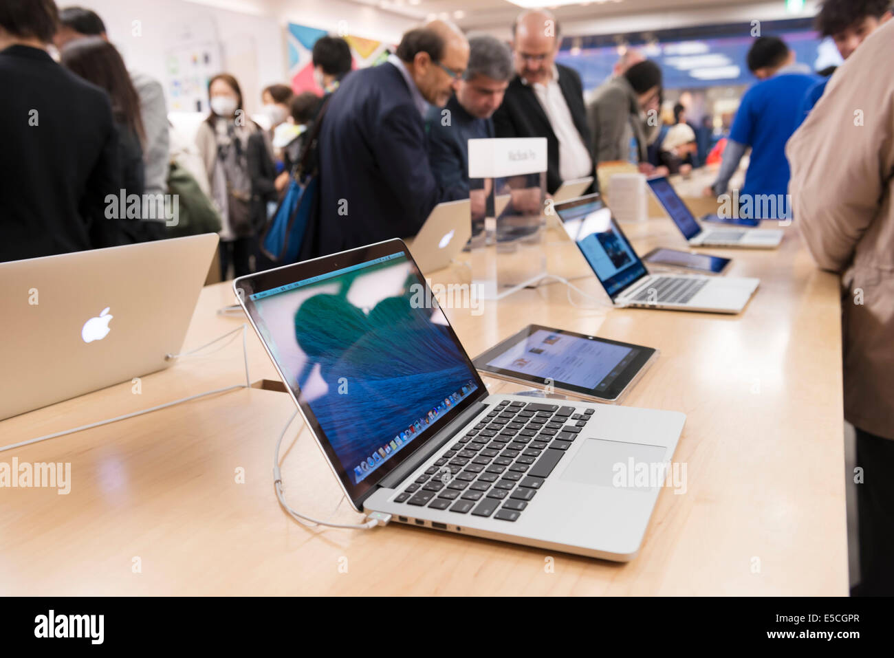 Persone in Apple store cercando nuovi macbook computer laptop. Ginza Tokyo, Giappone 2014 Foto Stock