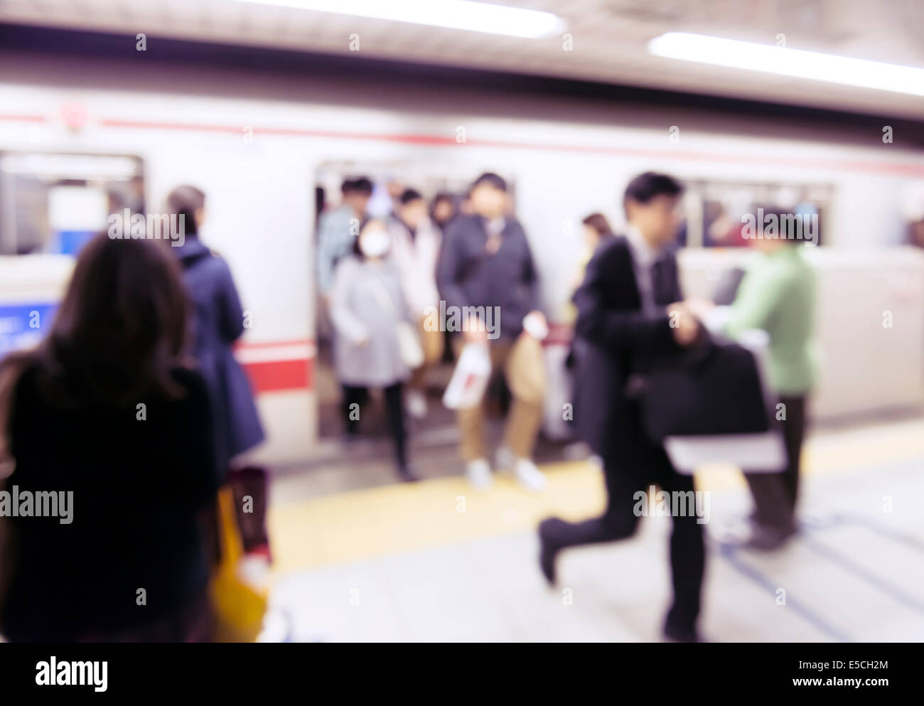 Persone scendere un treno della metropolitana di Tokyo, Giappone. Abstract fuori fuoco foto. Foto Stock