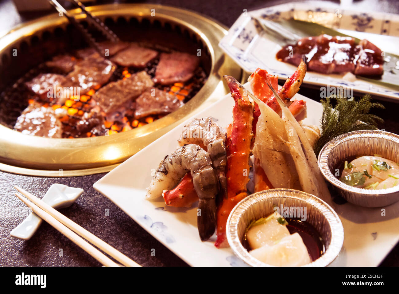 Carne e pesce cucinati a un giapponese ristorante grill. Yakiniku, Giapponese barbecue. Foto Stock