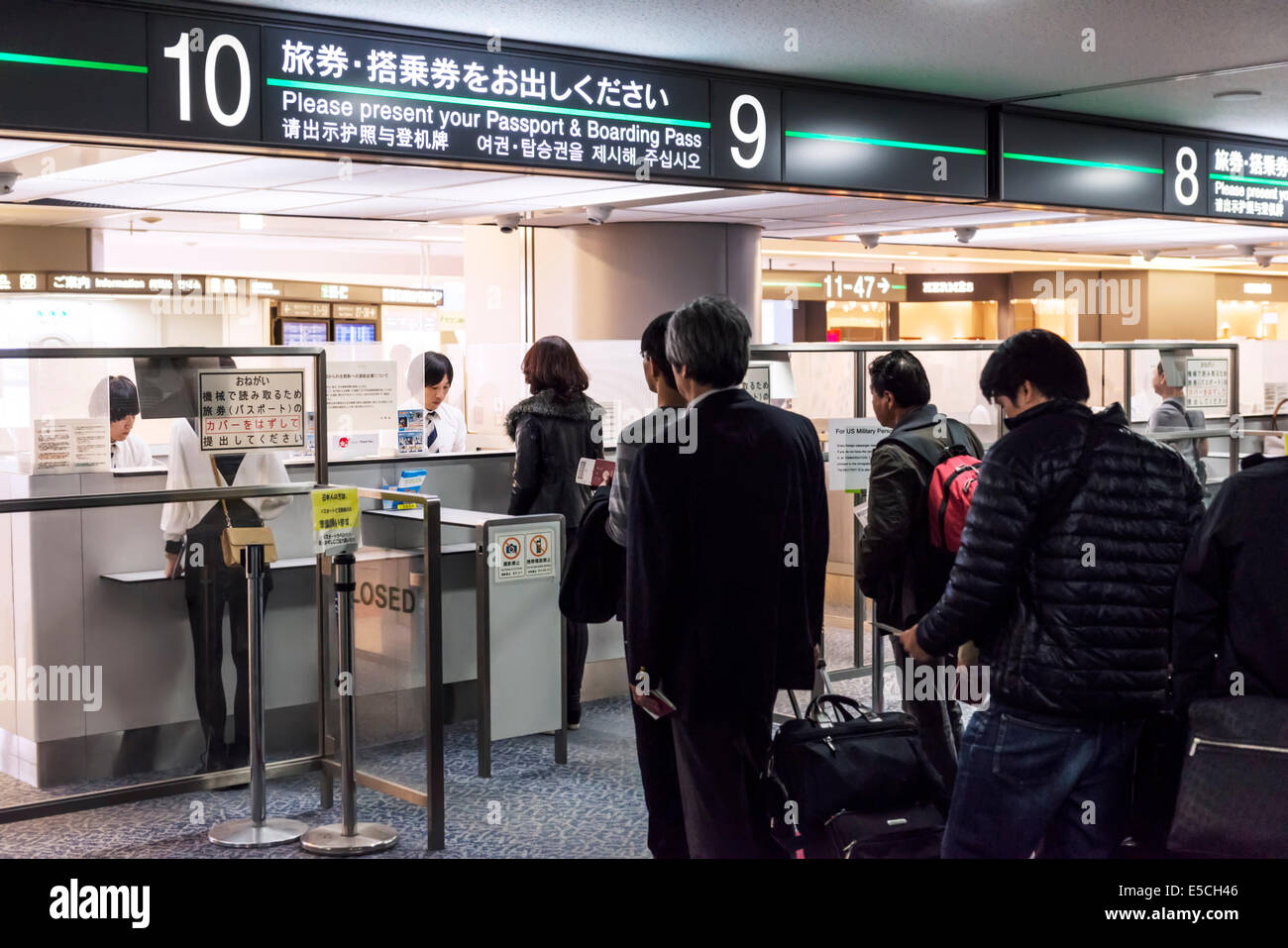 Le persone schierate al passaporto airport security check contatore. Aeroporto Internazionale di Narita, Giappone. Foto Stock