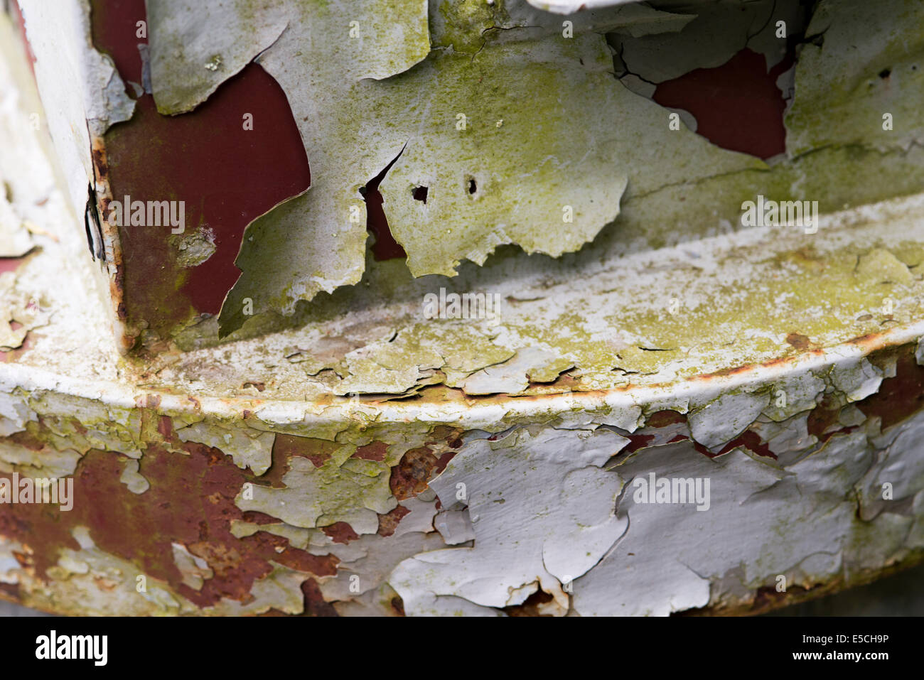 Vecchio stacca la vernice e il deterioramento della superficie Foto Stock