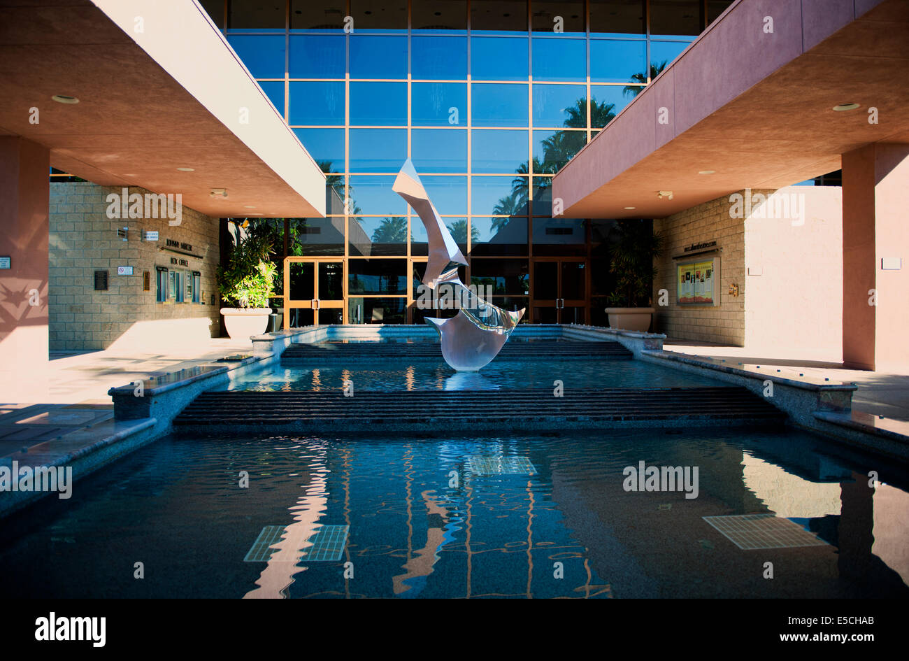 Teatro mccaullum porticato anteriore con la fontana e la scultura in Palm Desert, California. Foto Stock