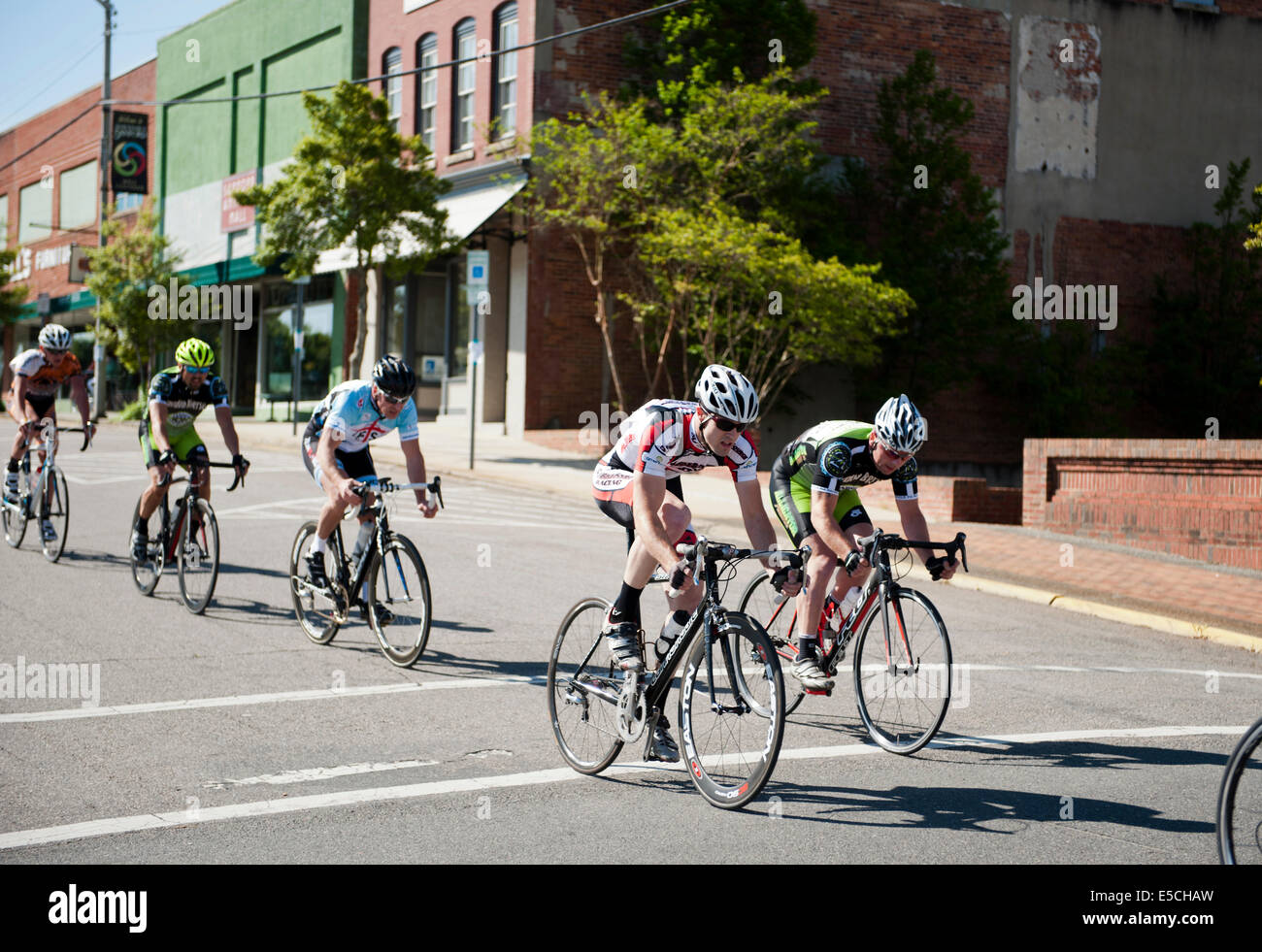Gli uomini di biciclette da corsa in Sanford, Carolina del Nord Foto Stock