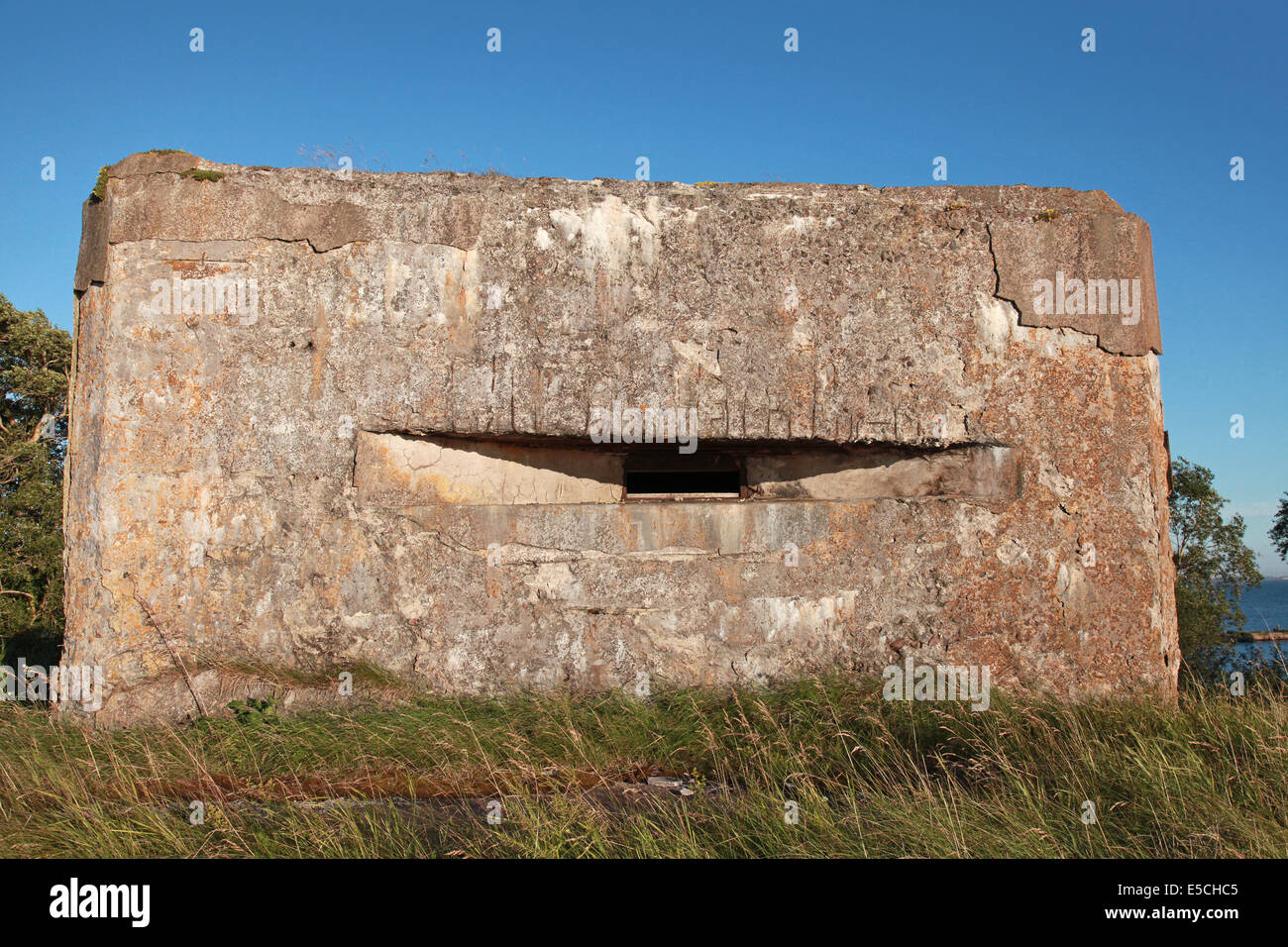 Vecchio cemento bunker da WW2 periodo su Totleben fort island in Russia Foto Stock