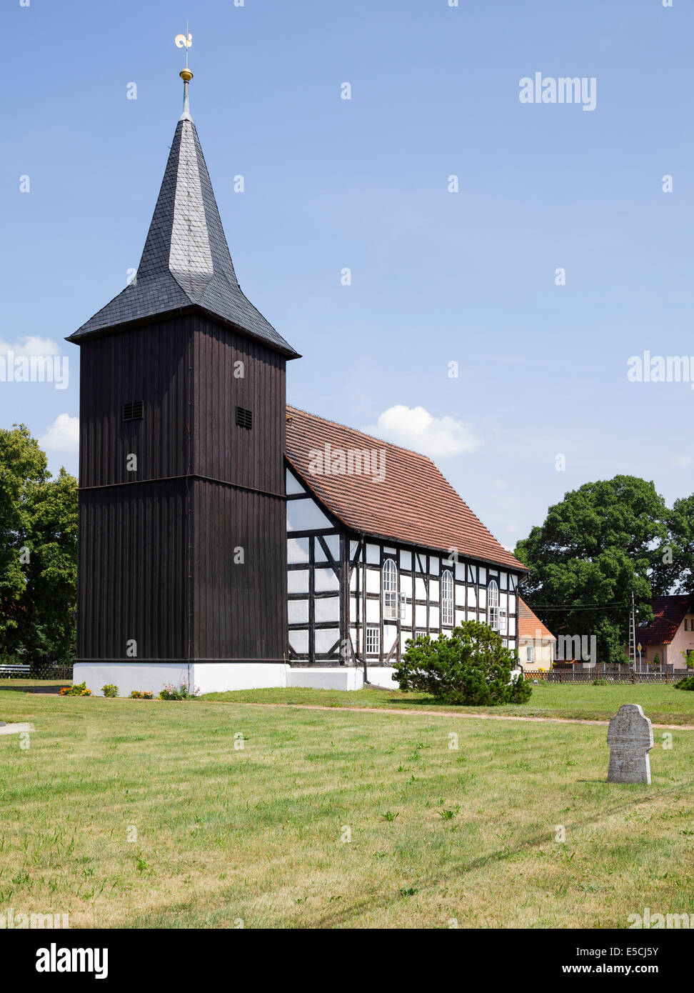 La struttura di legno chiesa a Elsterheide Bluno, Brandeburgo, Germania Foto Stock