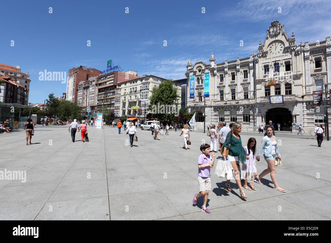 Le persone sul lungomare a Santander, Cantabria, SPAGNA Foto Stock