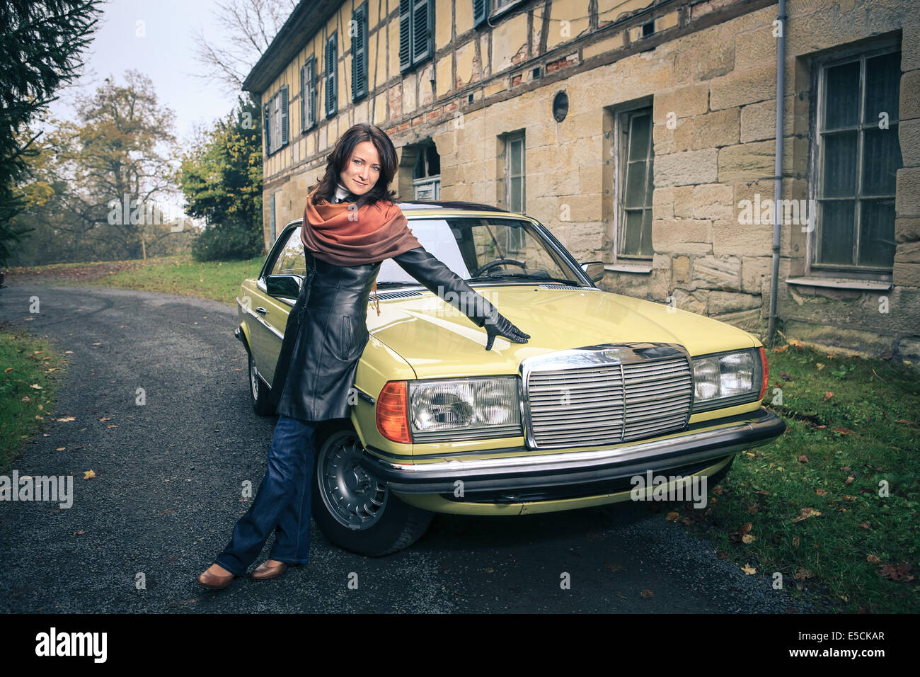 Ragazza di fronte Post-War classic car Foto Stock