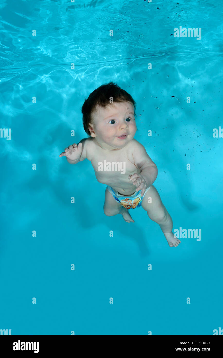 Babyswimming, Baby subacquea immersioni in piscina Foto Stock
