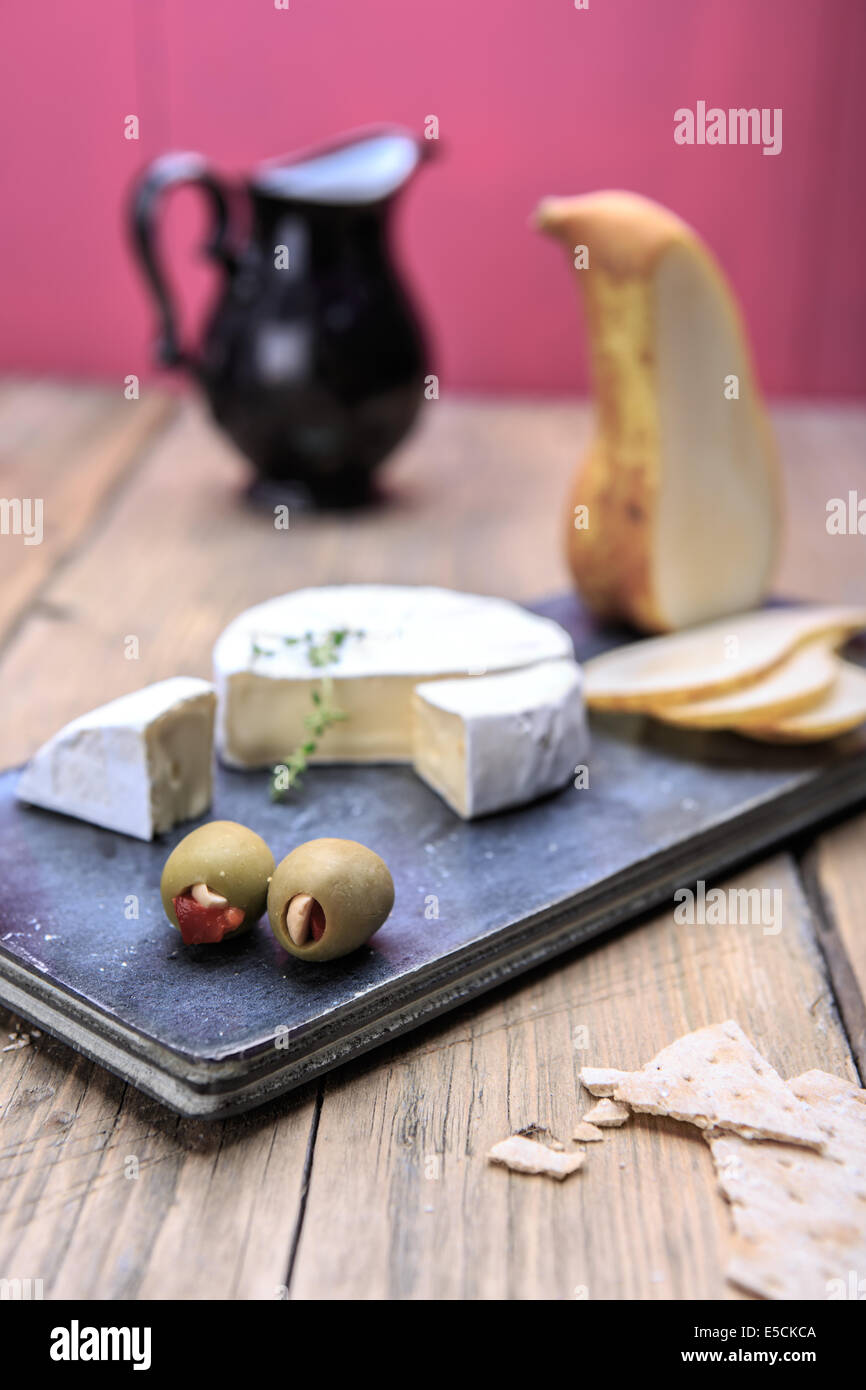 Ancora in vita con il piatto di formaggi e olive sul tavolo Foto Stock